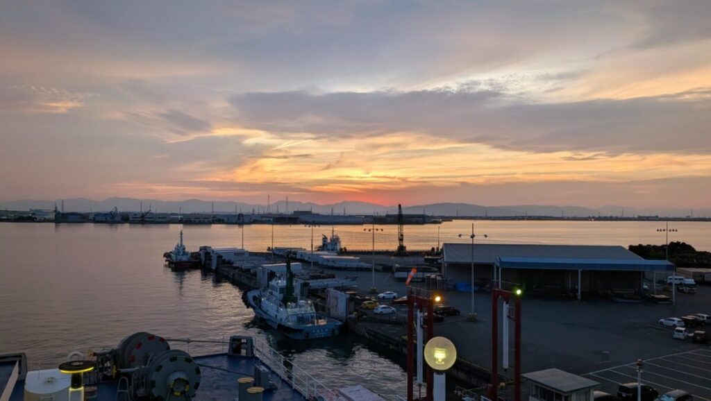 フェリー出発前の名古屋港の風景